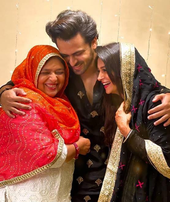 दीपिका ने पति संग दिया रोमांटिक पोज, एक्ट्रेस के सास-ससुर का भी दिखा प्यार