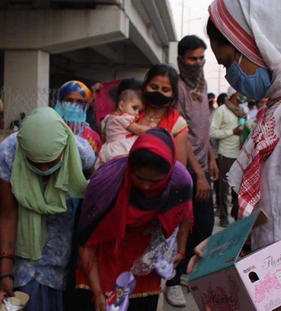 नंगे पांव सफर तय कर रहे मजदूरों की मदद को आगे आईं स्वरा, बांटे जूते-चप्पल