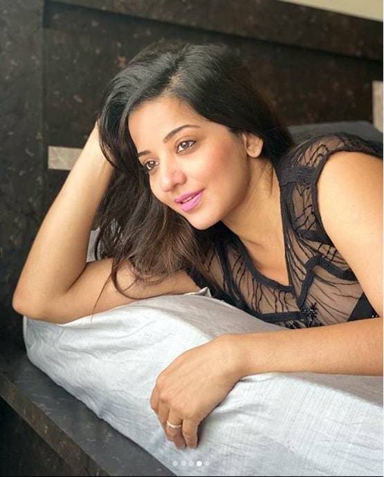 घर में बोल्ड लुक में नजर आईं मोनालिसा, वायरल हो रही ये तस्वीरें