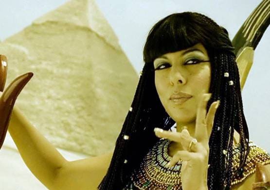 90s में बोल्ड एड कर सुर्खियों में आई थीं पूजा बेदी, हुआ था डीडी पर बैन