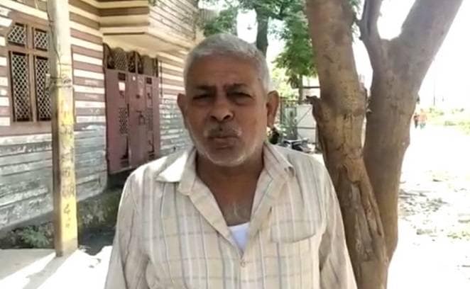 मजदूर को लूटकर भाग रहा था शख्स, लोगों ने पेड़ से बांधकर पीटा