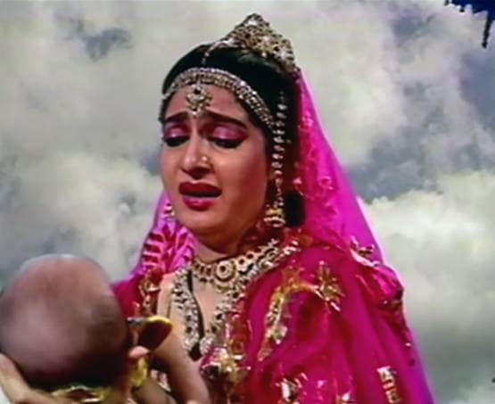 कभी बिकिनी पहन बटोरी थी सुर्खियां, इंडस्ट्री से गायब महाभारत की कुंती