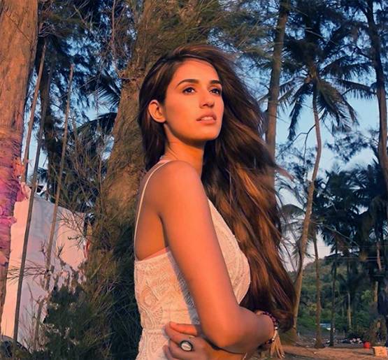 समंदर किनारे दिशा पाटनी का कैंडिड पोज, मोनोकनी में दिखीं ग्लैमरस