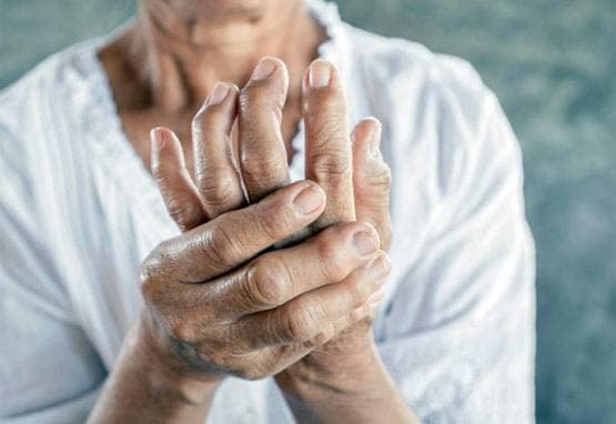 कोरोना से महिला का बुरा हाल, लक्षणों ने बढ़ाई डॉक्टरों की उलझन