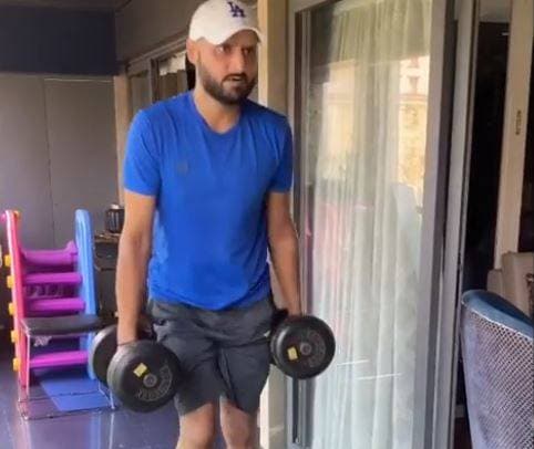 भज्जी ने शेयर किया VIDEO, कोहली बोले- बिल्डिंग कांप रही