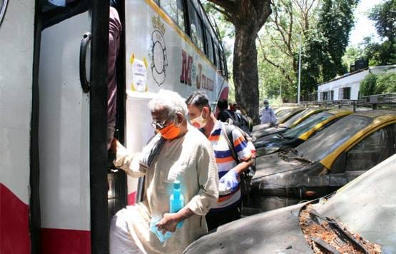 अमिताभ ने की मुंबई में फंसे प्रवासियों की मदद, यूपी के लिए 10 बसें रवाना