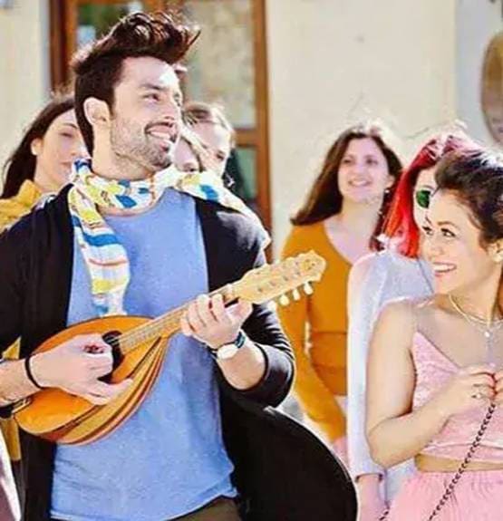 नेहा कक्कड़ ने दी प्यार पर सलाह, कहा- ये तोड़ता नहीं जोड़ता है