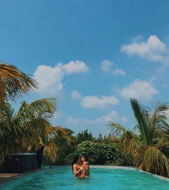 बॉयफ्रेंड संग रोमांटिक हुई कृष्णा श्रॉफ, KISS करते हुए शेयर की फोटोज