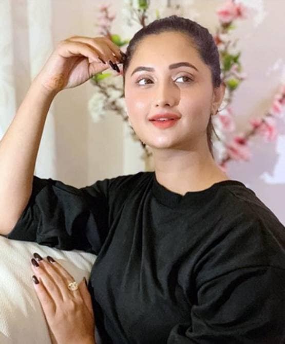 रश्मि देसाई ने एंजेल लुक में शेयर की फोटो, सोशल मीडिया पर वायरल