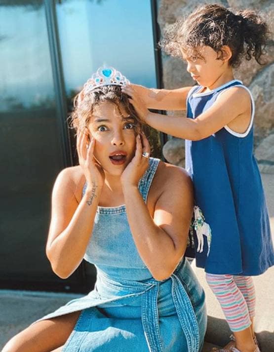 प्रियंका चोपड़ा का वर्क फ्रॉम होम स्टाइल, जूम मीट‍िंग इस लुक में करें अटेंड