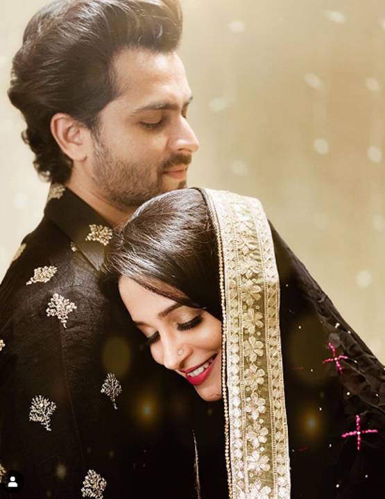 दीपिका ने पति संग दिया रोमांटिक पोज, एक्ट्रेस के सास-ससुर का भी दिखा प्यार
