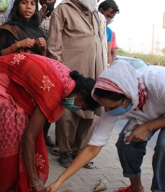 नंगे पांव सफर तय कर रहे मजदूरों की मदद को आगे आईं स्वरा, बांटे जूते-चप्पल