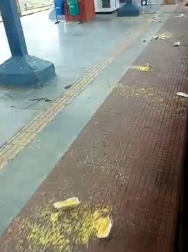 प्रवासी मजदूरों को रेलवे ने परोसा बदबूदार खाना, भड़के लोगों ने फेका खाना, लगाए नारे