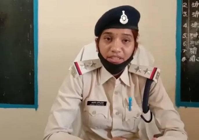 पंडित नहीं मिला तो महिला SI ने कराई शादी, गूगल की मदद से पढ़े मंत्र