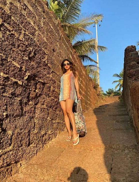 लॉकडाउन में फिटनेस पर पूरा ध्यान दे रही हैं मौनी रॉय, शेयर की तस्वीरें