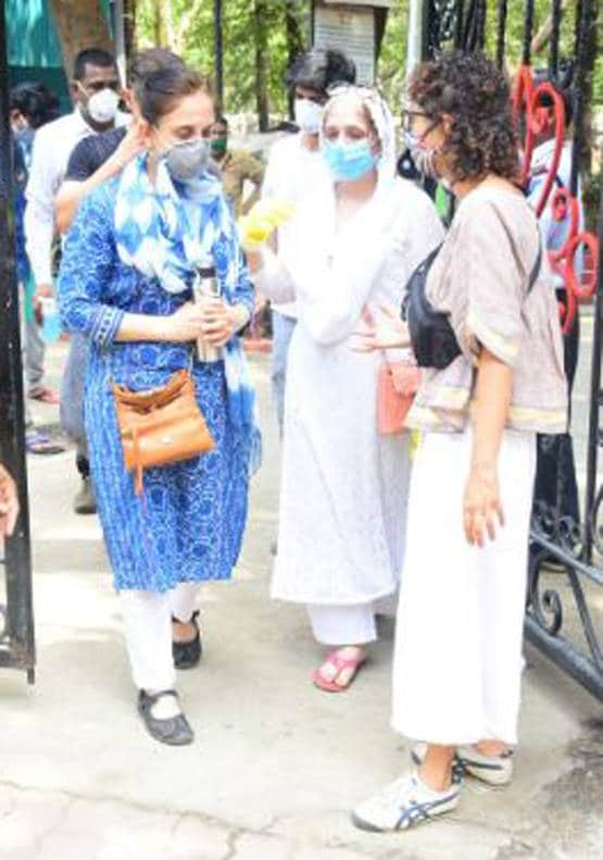 आमिर के करीबी असिस्टेंट का निधन, पत्नी संग अंतिम संस्कार में पहुंचे एक्टर