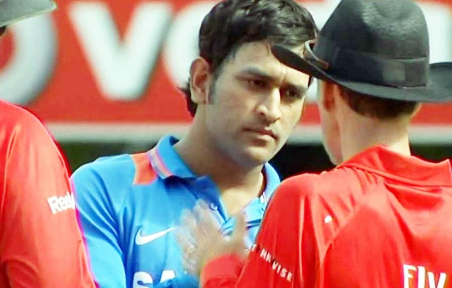 धोनी ने गुस्से में फेंका बल्ला, पूर्व क्रिकेटर ने बताई क्या थी वजह