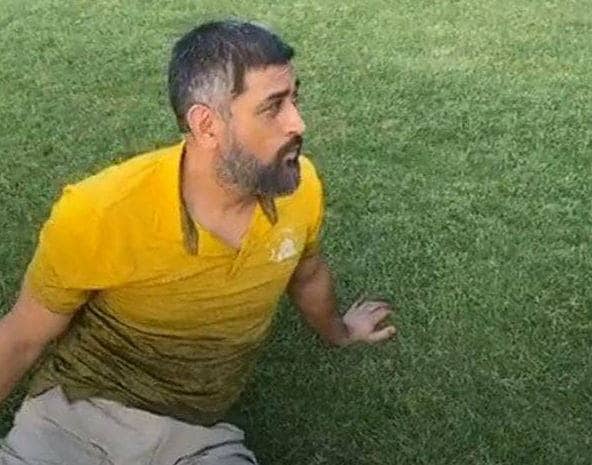 धोनी के नए लुक पर मां ने दिया जवाब, 'मेरा बेटा अभी बूढ़ा नहीं हुआ'