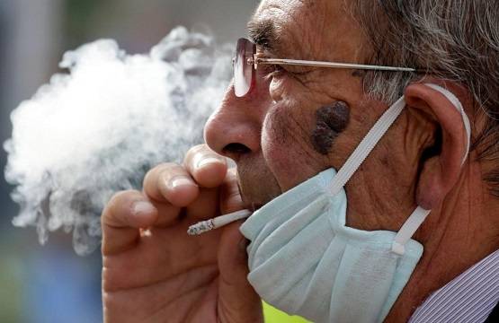 कोरोना से बचाती है सिगरेट: भ्रम पालने से पहले देख लें मौत के आंकड़े