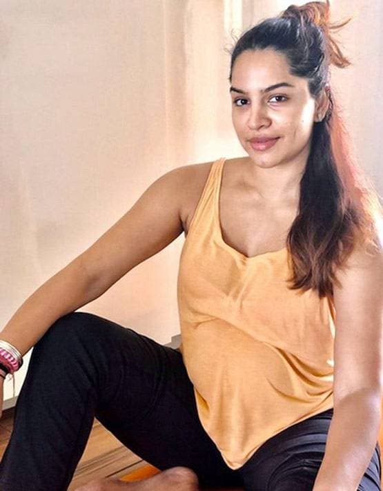 बेबी बंप बढ़ने से एक्ट्रेस को फिट नहीं हो रहे कपड़े, डिलीवरी का इंतजार