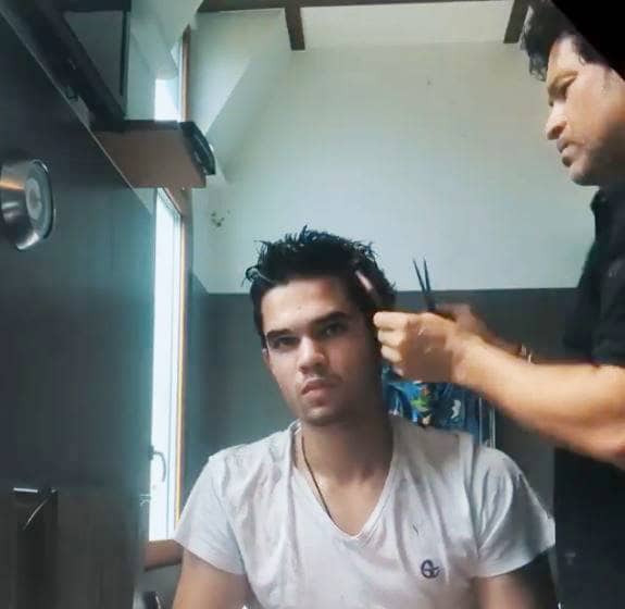 VIDEO: बेटे अर्जुन का लुक संवारने में जुटे सचिन, हेयरकट में ली बेटी की हेल्प