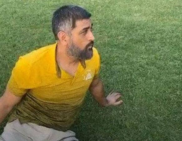 फैंस को नहीं भा रही धोनी की सफेद दाढ़ी, ट्विटर पर की ये मांग