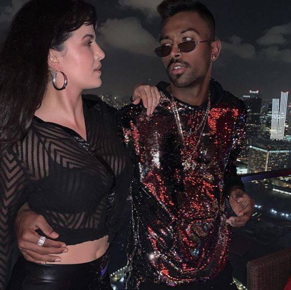 हार्दिक पंड्या को मंगेतर नताशा ने किया किस, शेयर की रोमांटिक तस्वीर