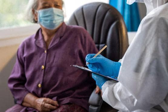 कोरोना से महिला का बुरा हाल, लक्षणों ने बढ़ाई डॉक्टरों की उलझन