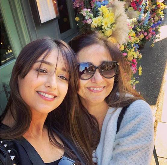 अक्षय से कटरीना तक, स्टार्स ने मां के साथ शेयर की अनसीन फोटोज
