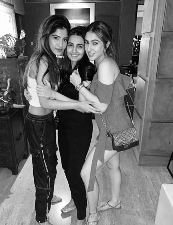 बचपन की दोस्त संग सारा अली खान की Unseen तस्वीरें, हो रहीं वायरल