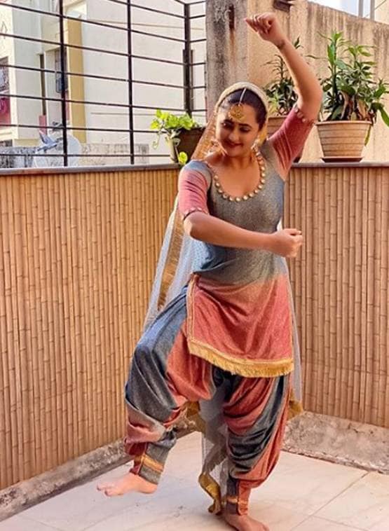 रश्मि देसाई ने एंजेल लुक में शेयर की फोटो, सोशल मीडिया पर वायरल