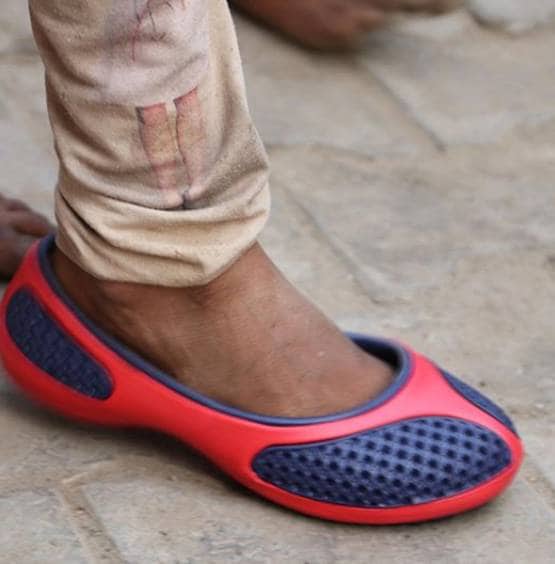 नंगे पांव सफर तय कर रहे मजदूरों की मदद को आगे आईं स्वरा, बांटे जूते-चप्पल