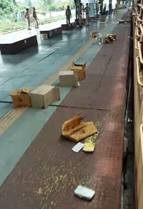 प्रवासी मजदूरों को रेलवे ने परोसा बदबूदार खाना, भड़के लोगों ने फेका खाना, लगाए नारे