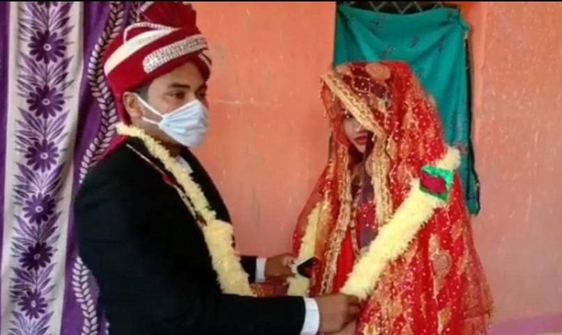 पंडित नहीं मिला तो महिला SI ने कराई शादी, गूगल की मदद से पढ़े मंत्र