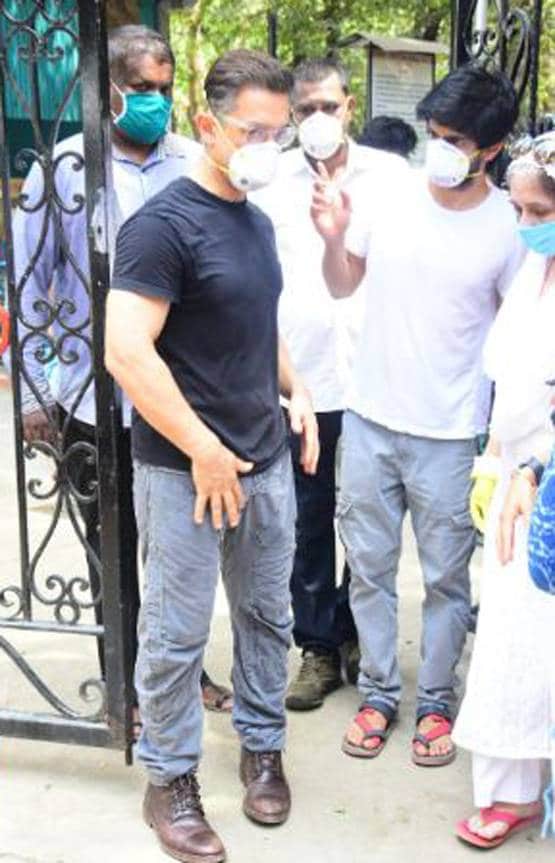 आमिर के करीबी असिस्टेंट का निधन, पत्नी संग अंतिम संस्कार में पहुंचे एक्टर