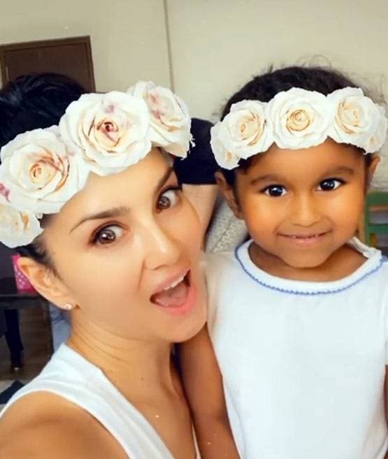 लॉकडाउन में पेंटिंग बनाने में बिजी सनी लियोनी, पति-बच्चे यूं कर रहे मदद