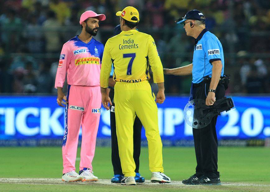 धोनी ने गुस्से में फेंका बल्ला, पूर्व क्रिकेटर ने बताई क्या थी वजह