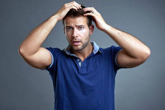 बालों के झड़ने को ना करें नजरअंदाज, शरीर में कई गड़बड़ियों का है संकेत