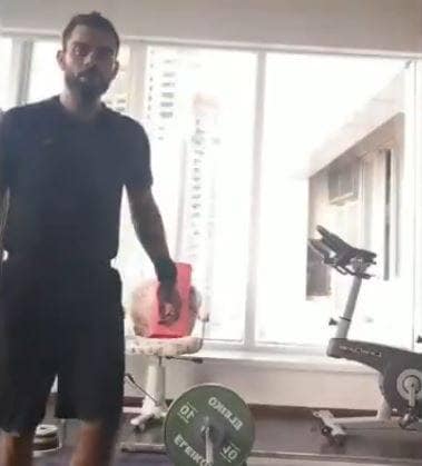 डायनासोर बनकर डराने लगे कोहली, अनुष्का ने शेयर किया फनी VIDEO