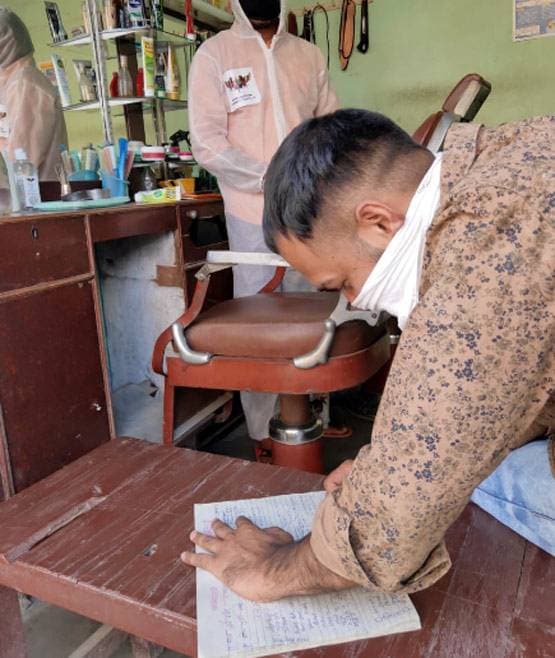 हेयर कट के लिए सैलून की शर्त, घर से लाओ तौलिया, रजिस्टर में लिखो नाम