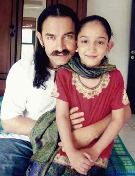 पत्नी-बेटी संग आमिर खान की मूवी नाइट, फ्लॉन्ट किए ग्रे हेयर