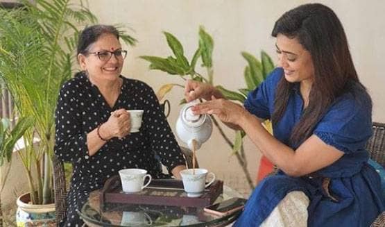 टीवी अभिनेत्रियों ने खास मैसेज के साथ मां को किया मदर्स डे विश, Photos