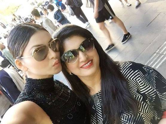 अक्षय से कटरीना तक, स्टार्स ने मां के साथ शेयर की अनसीन फोटोज