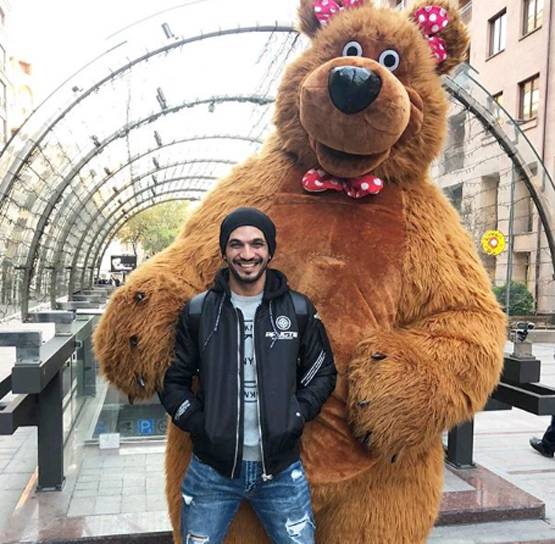 लॉकडाउन में अर्जुन बिजलानी ने सेलिब्रेट की एनिवर्सरी, दिया रोमांटिक पोज