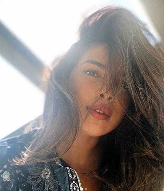 प्रियंका चोपड़ा का वर्क फ्रॉम होम स्टाइल, जूम मीट‍िंग इस लुक में करें अटेंड