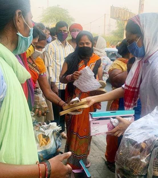 नंगे पांव सफर तय कर रहे मजदूरों की मदद को आगे आईं स्वरा, बांटे जूते-चप्पल
