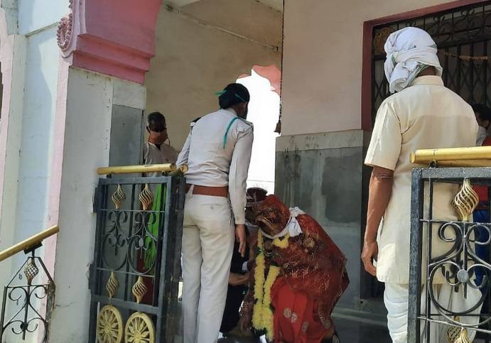 पंडित नहीं मिला तो महिला SI ने कराई शादी, गूगल की मदद से पढ़े मंत्र