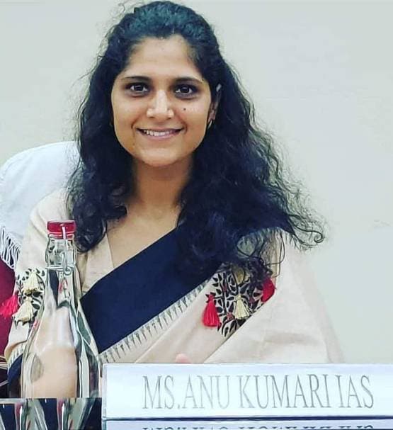 भाई ने बिन बताए भर दिया था बहन का UPSC फॉर्म, बन गई IAS