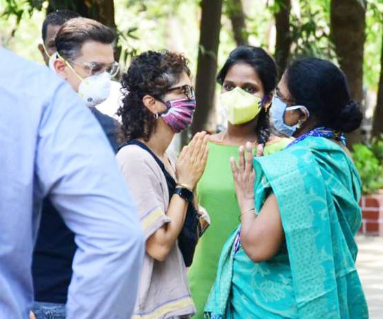 आमिर के करीबी असिस्टेंट का निधन, पत्नी संग अंतिम संस्कार में पहुंचे एक्टर