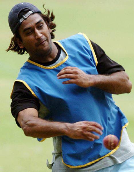 CSK ने शेयर किया धोनी का फोटो, फिशिंग में हाथ आजमा रहे माही